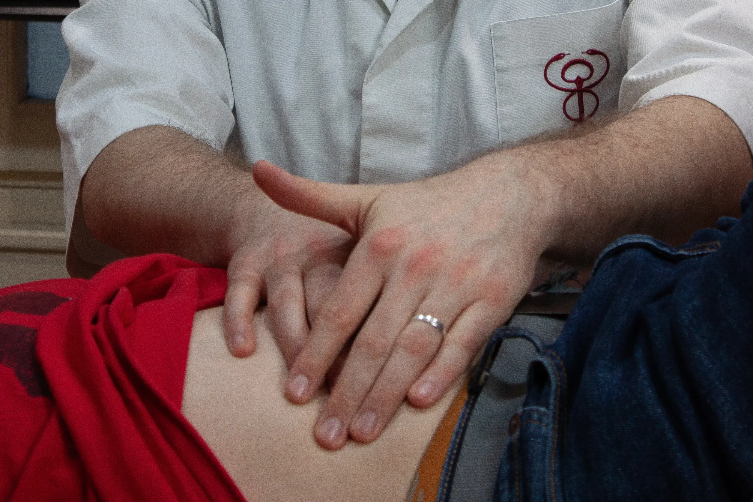 Photographie de Benoit Huard exerçant sur un patient dans son cabinet