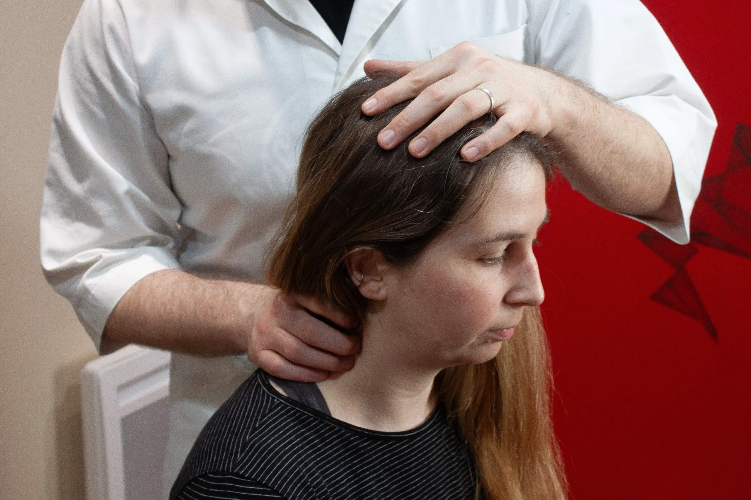 Photographie de Benoit Huard exerçant sur une patiente au cabinet d'étiopathe