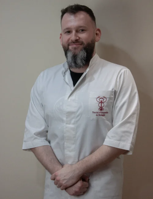 Photographie de Benoit Huard dans son cabinet d'étiopathe